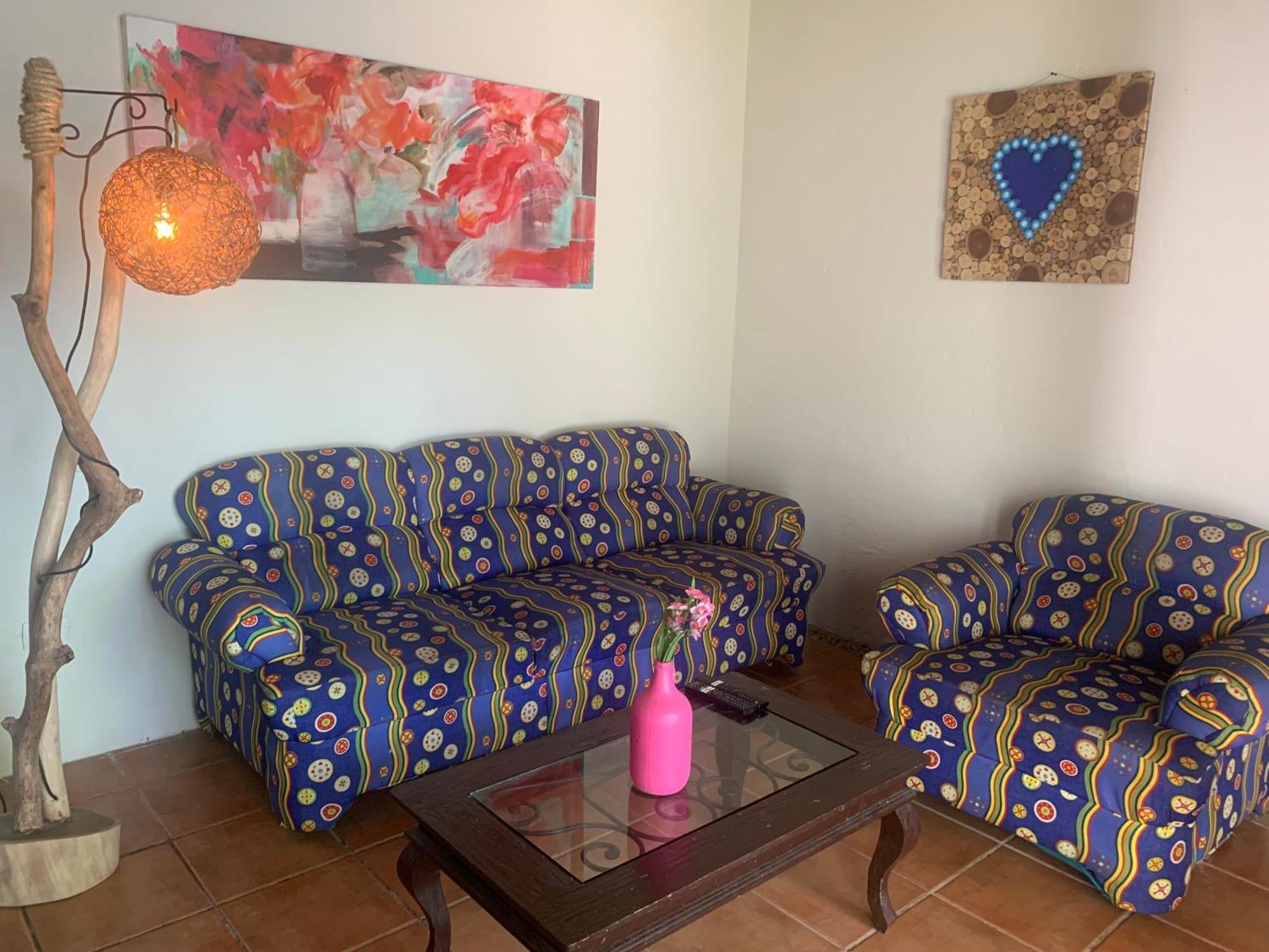 Casa Caribe Cancún Exteriér fotografie A living room with a sofa and a chair